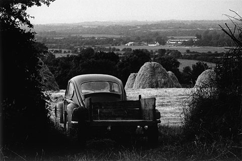 &copy;2001 Morrie Camhi Estate
